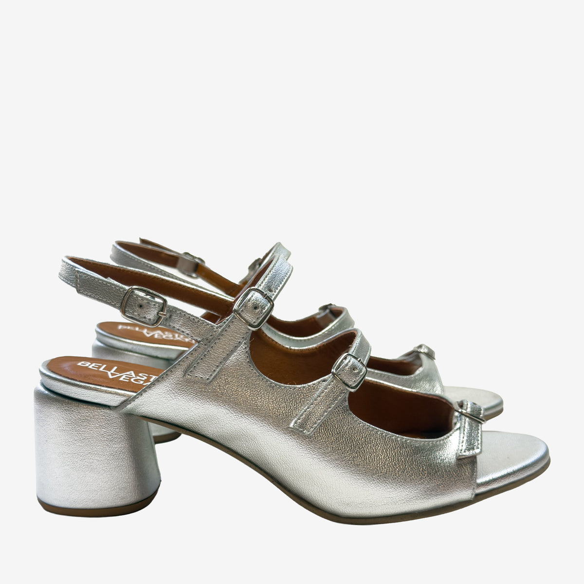 Scarpe da sposa vegan Sofia argento viste a tre quarti